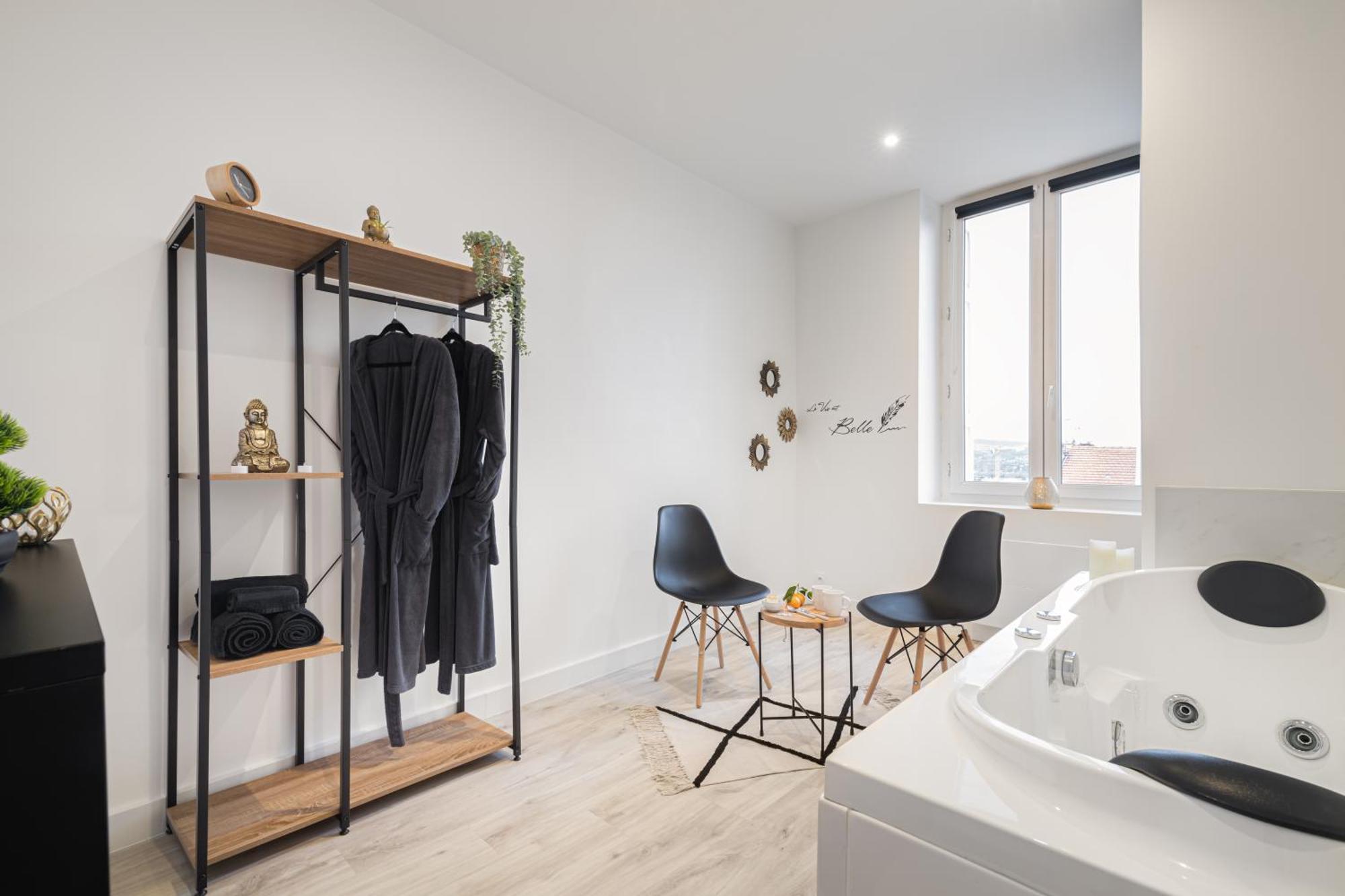 Cinema & Jacuzzi Aux Etoiles - Casabianca Suite Saint-Etienne  Extérieur photo